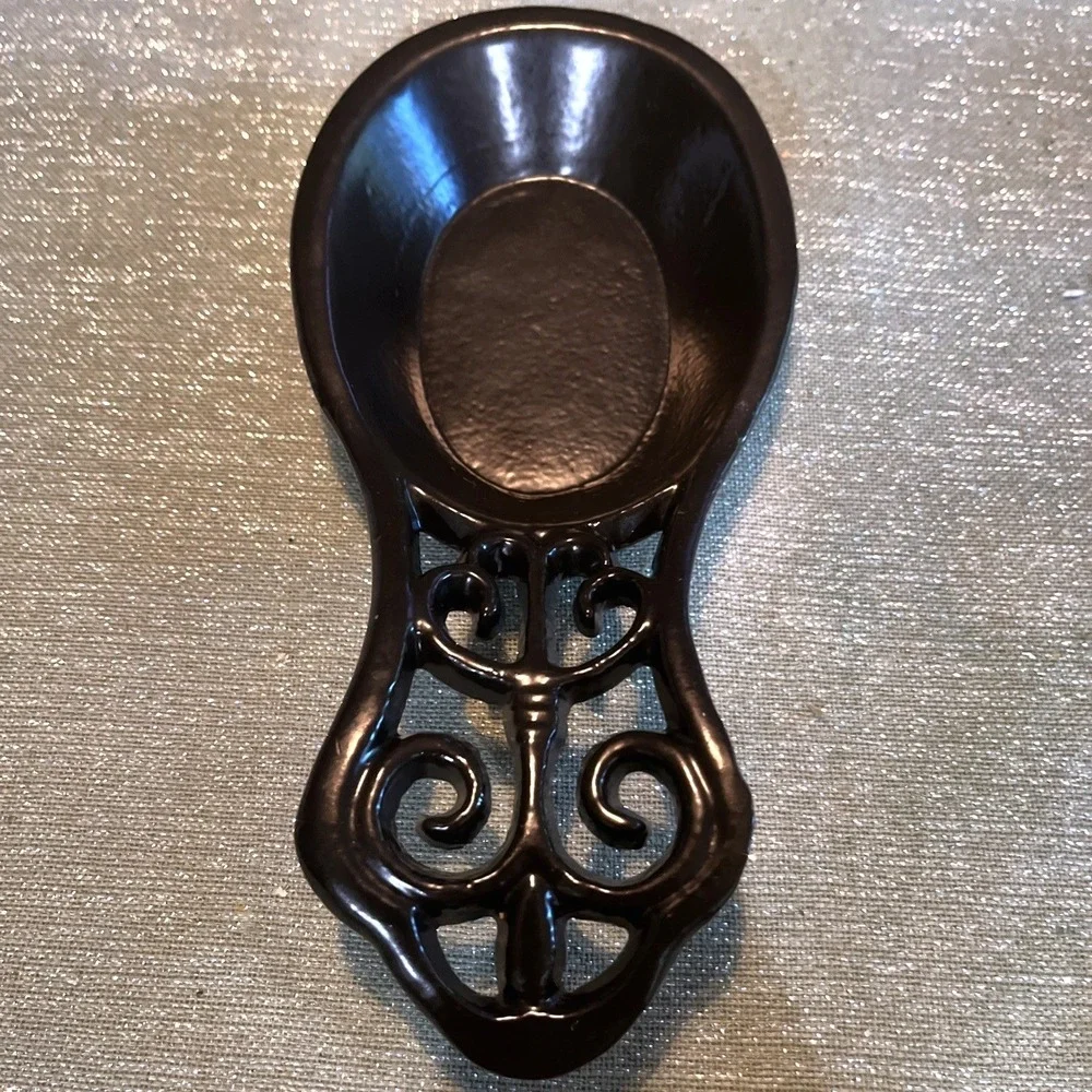 Vintage Style Cast Iron Spoon Rest Black Fleur De Lis Padded Bottom EUC